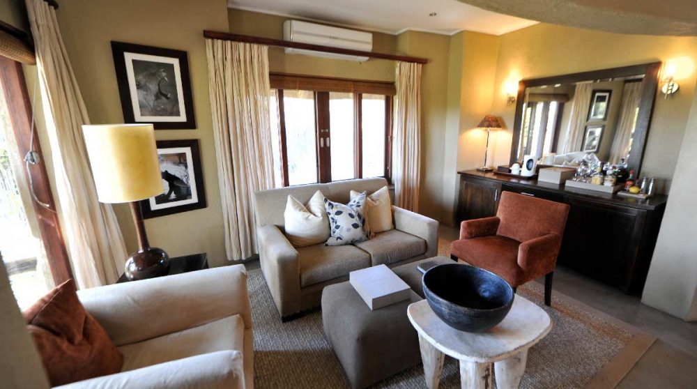 Un salon dans une chambre