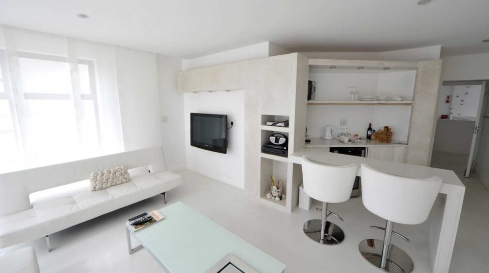 Vue du salon et du bar d'une luxury suite