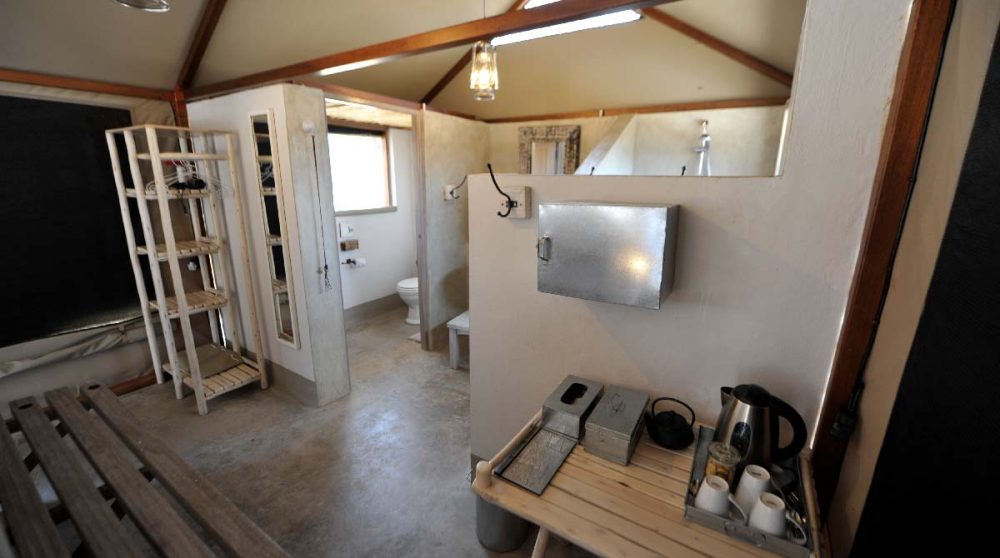 Bouilloire dans la tente pour thé et café