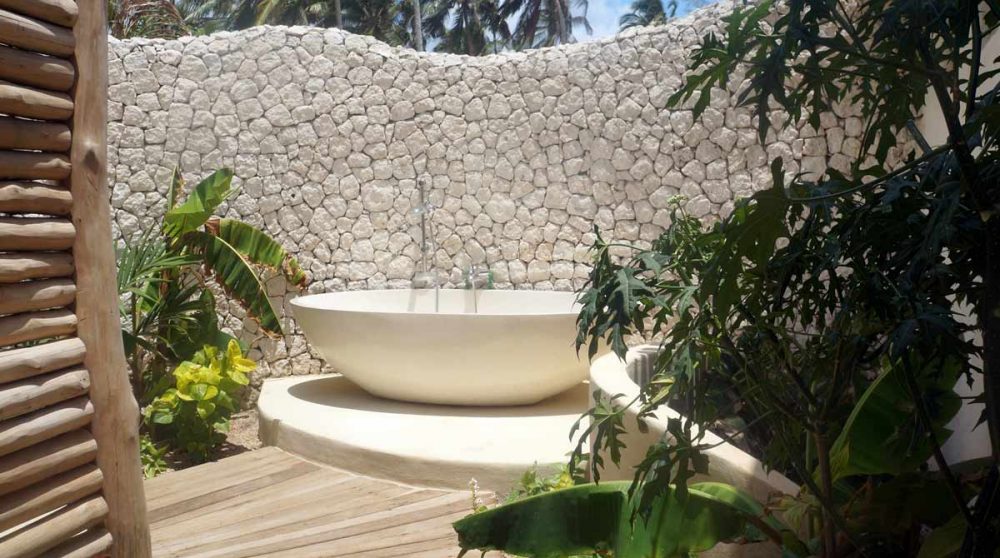 La baignoire extérieure du White Sand Luxury Villas