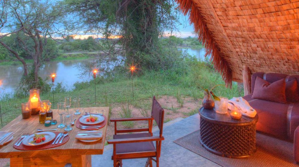 La terrasse d'une tente le soir