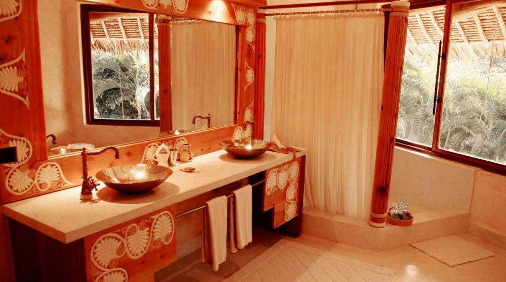 Une grande salle de bains avec douche