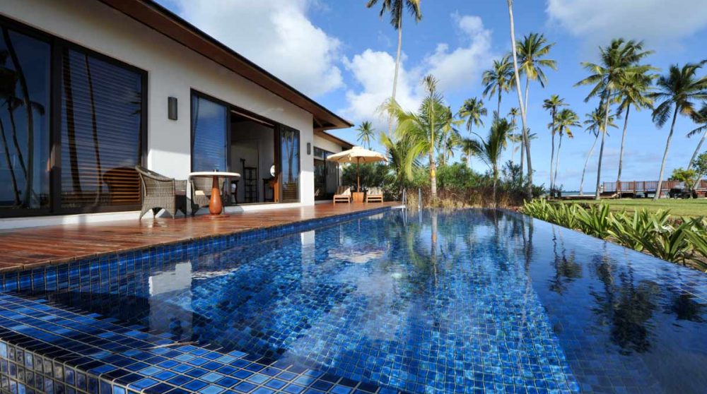 Piscine privative avec des palmiers