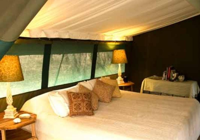 Lit double dans une tente