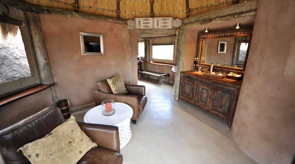 Entrée d'une mini suite du camp