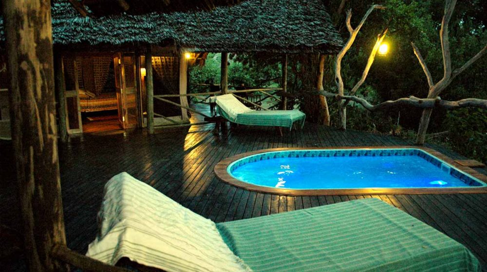 Piscine dans une suite le soir