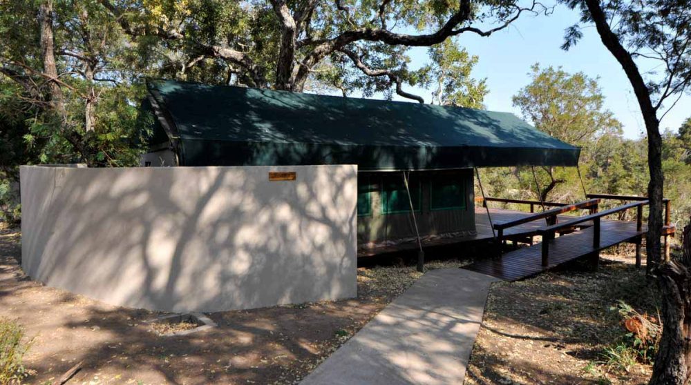 L'extérieur d'une tente