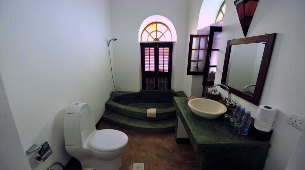 La salle de bains d'une suite au Swahili House