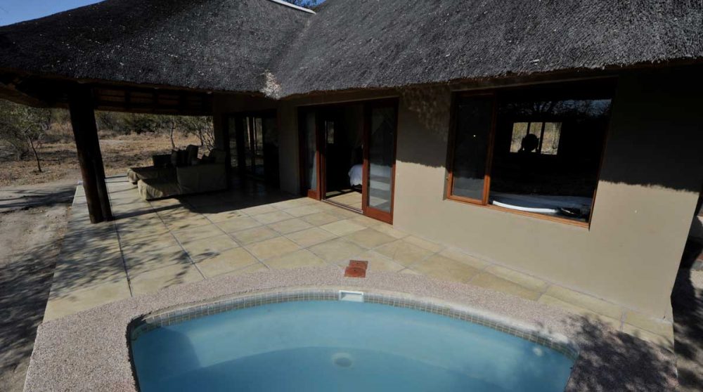 Une piscine privée de l'Arathusa Safari Lodge