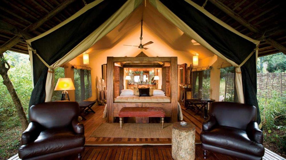 Fauteuils devant une tente du Bateleur Camp