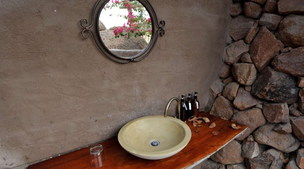 La salle de bains dans une chambre du Camp Kipwe