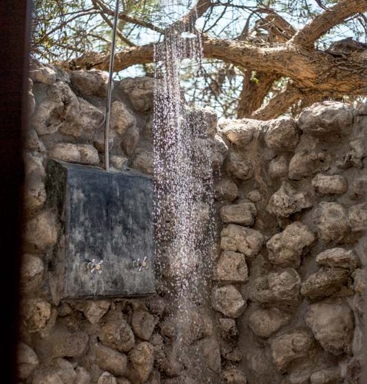 Une douche extérieure au Chem Chem