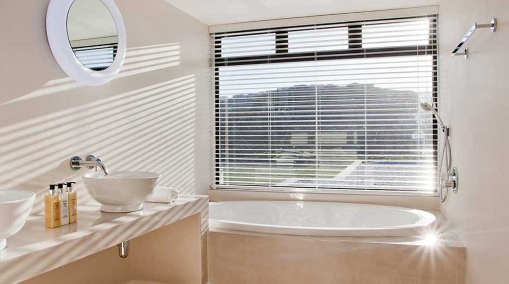 Sa salle de bains au Christiana Lodge