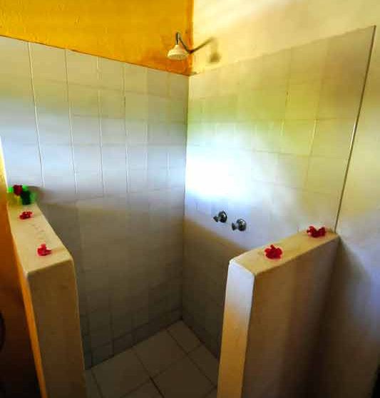 La douche de l'un des bungalows au Kichanga Lodge