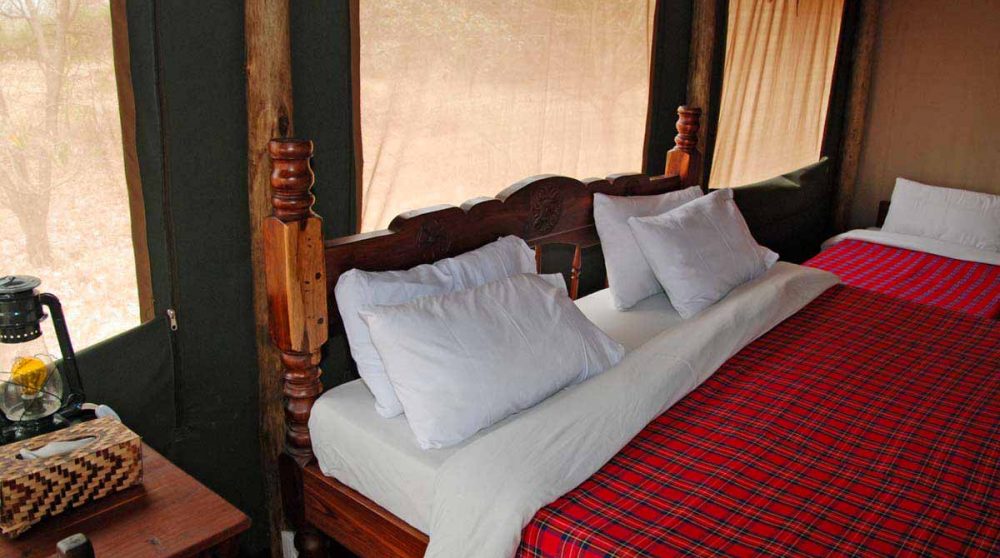 Lit dans une tente triple du Kirurumu Tented Lodge