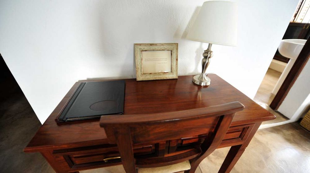 Bureau dans la suite du Kisiwa House
