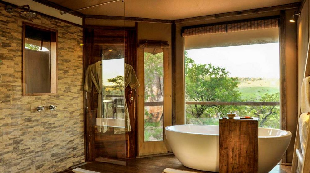 Une baignoire dans une salle de bains du Lemala Kuria Hills