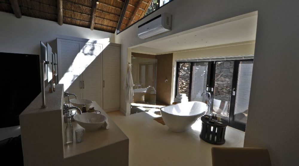 La salle de bains d'une chambre superior au Lion Sands River Lodge