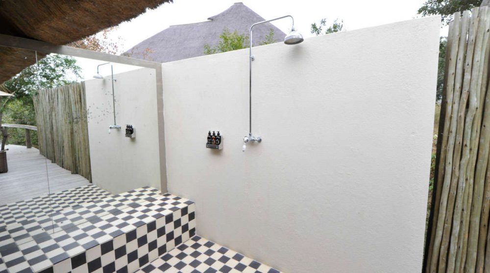La douche extérieure d'une chambre au Londolozi Pioneer Camp