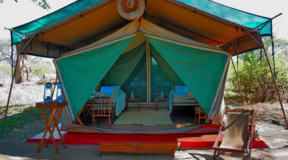 L'entrée d'une tente au Mdonya Old River Camp