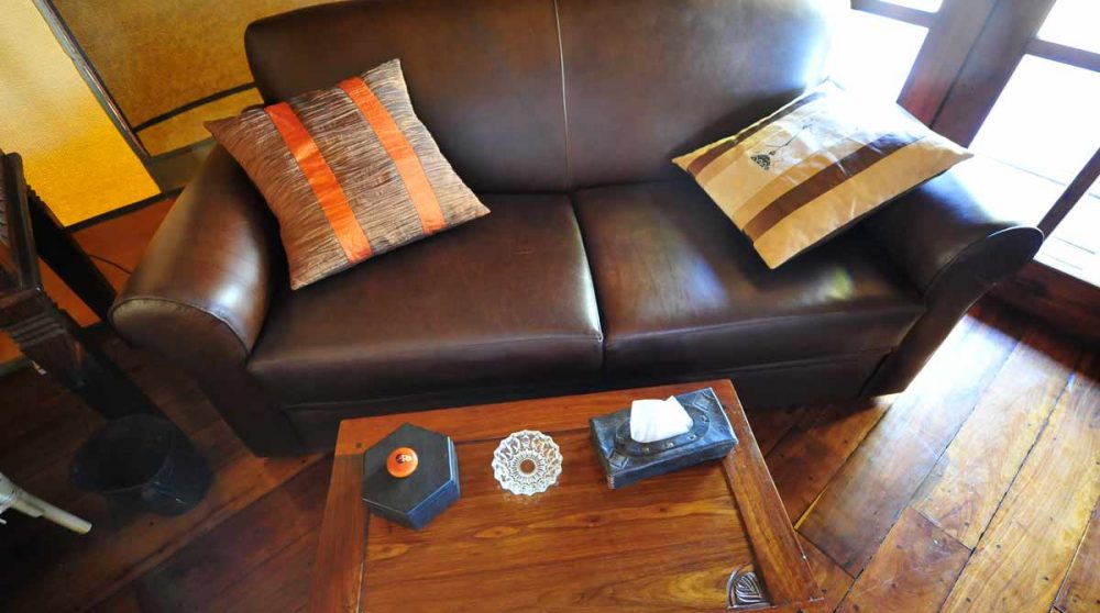 Canapé dans une tente au Migration Camp