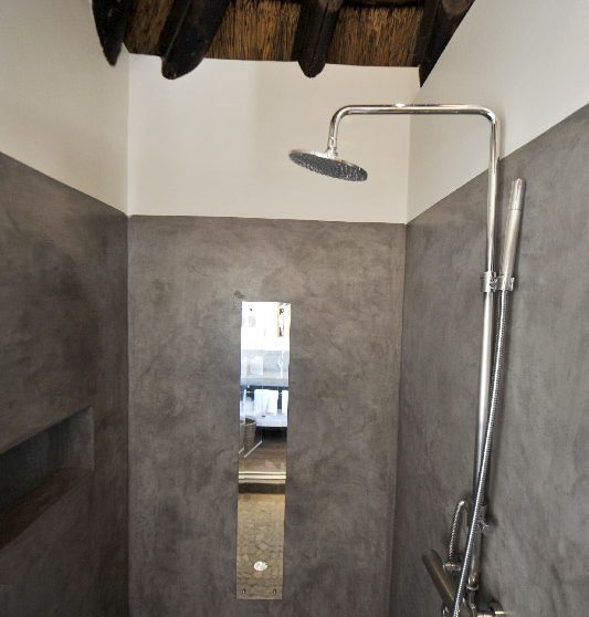 Douche dans une salle de bains au Mushara Lodge