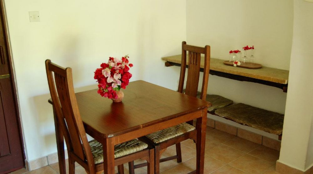 Table dans une suite de l'hôtel Pinewood Village