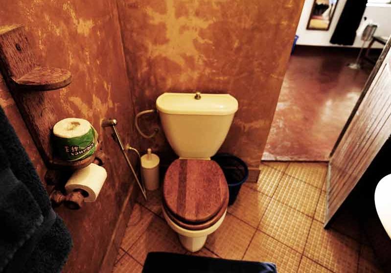 Toilettes dans une chambre au Pongwe Beach Hotel