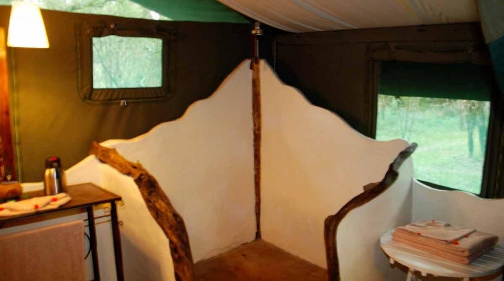 Douche dans une tente au Richard's Camp