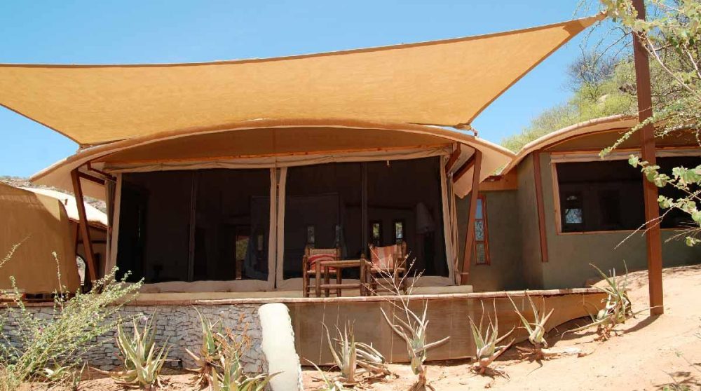 Terrasse devant une chambre du Saruni Samburu