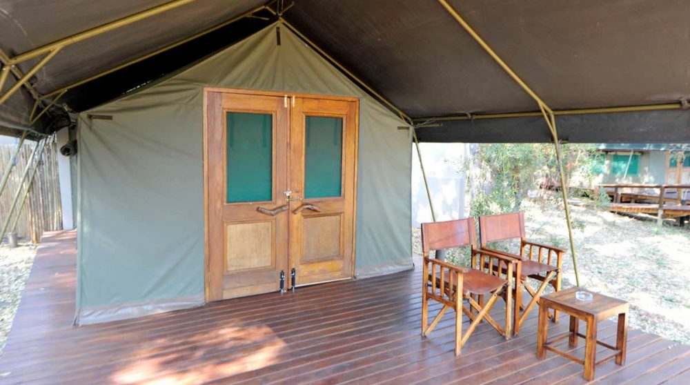 La terrasse devant une tente du Simbavati