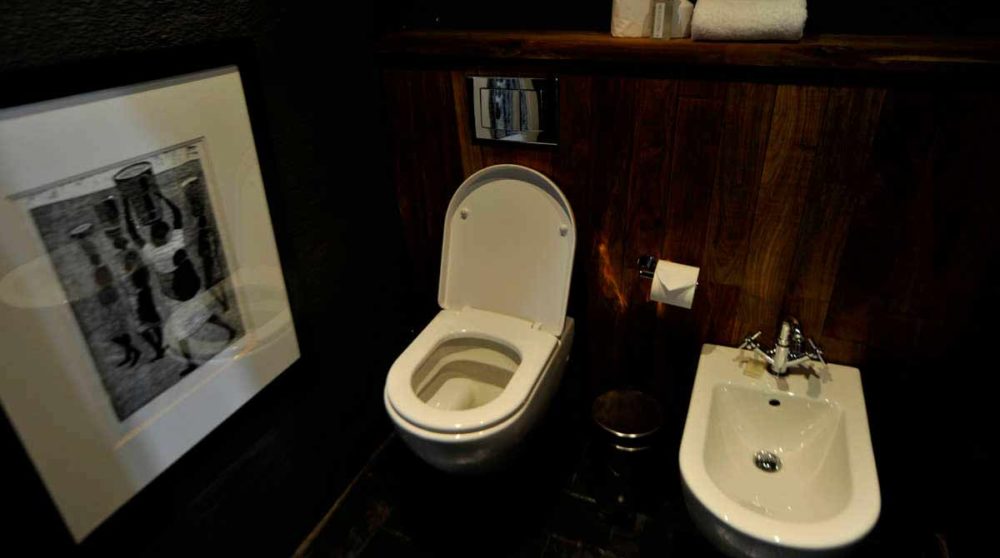 Les toilettes d'une chambre au Singita Boulders