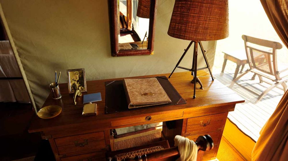 Le bureau dans une tente au Singita Sabora Tented Camp