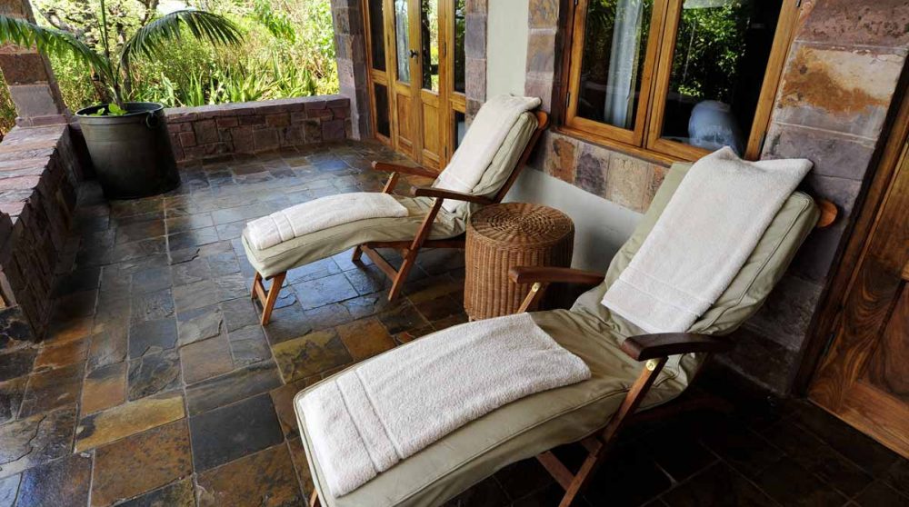 Fauteuils d'une villa au Singita Sasakwa Lodge
