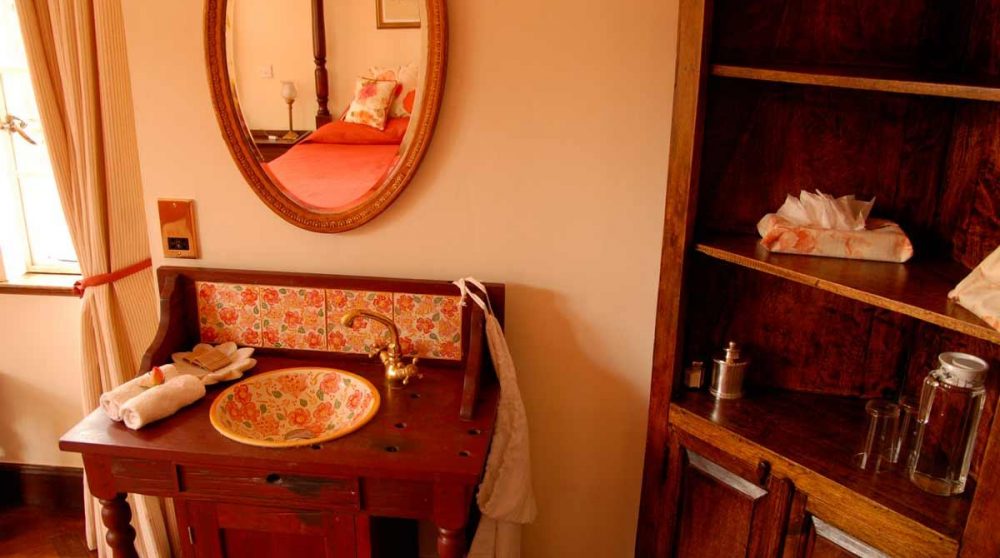 Coin pour la toilette dans une chambre du Giraffe Manor