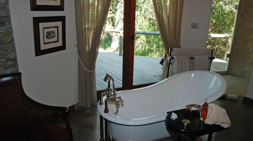 La baignoire d'une suite au Tintswalo Safari Lodge