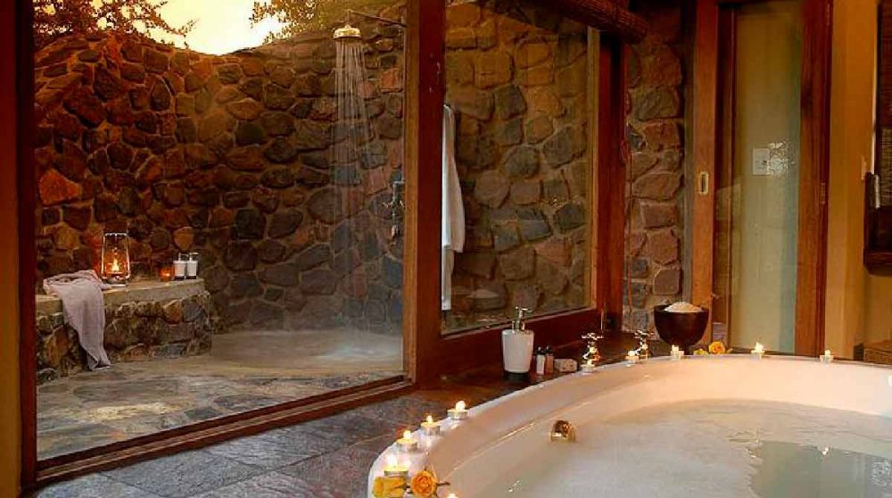 Une douche extérieure au Tuningi Safari Lodge