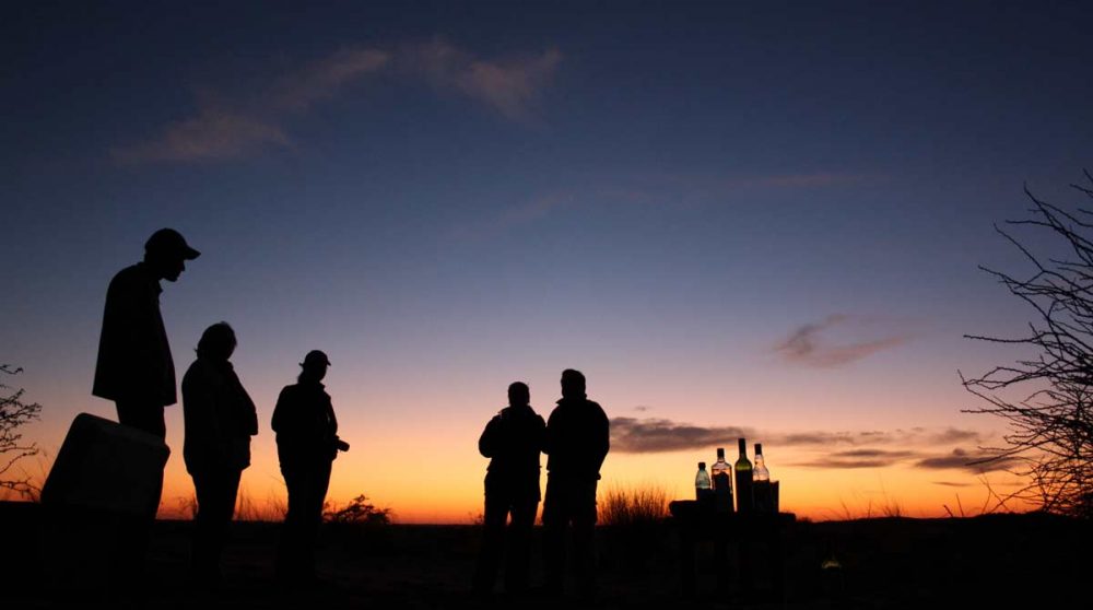 Apéritif le soir en fin de safari à Xaus Lodge