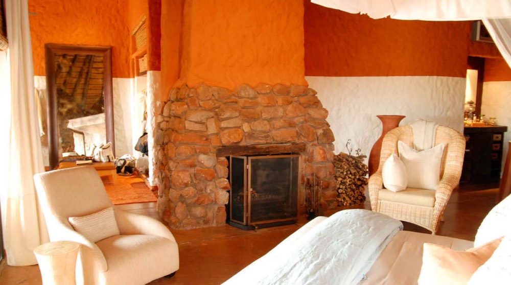 L'imposante cheminée dans la suite