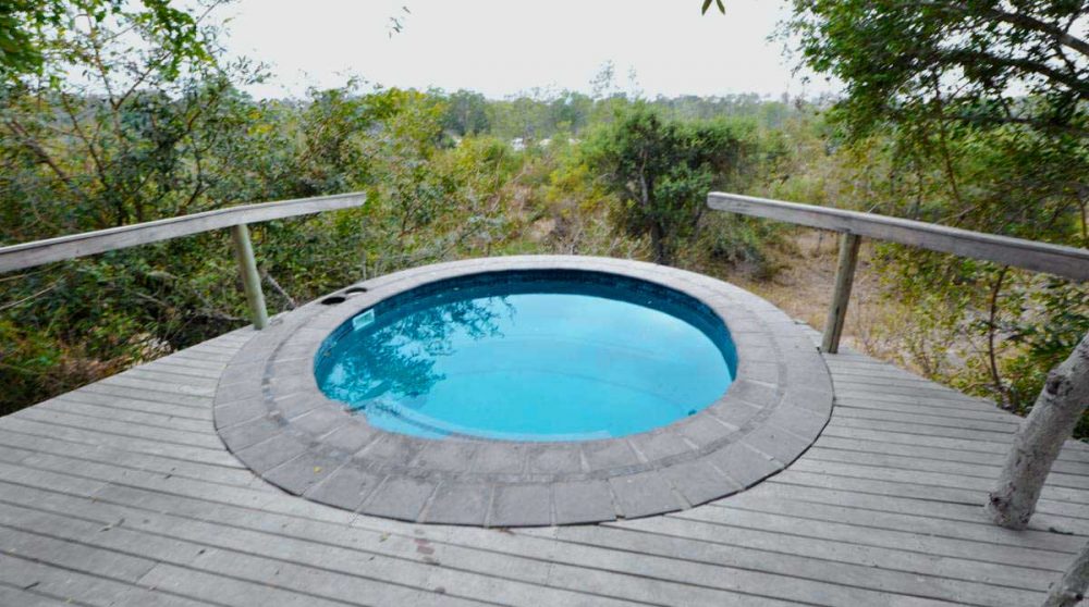 La piscine donnant sur la nature en Afrique du Sud