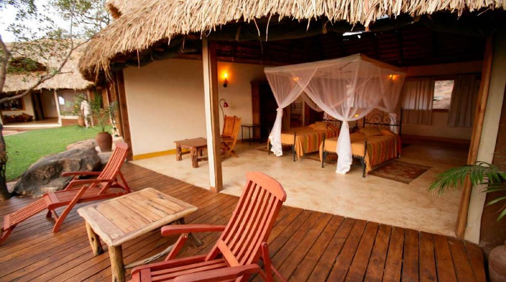 Chaises longues sur la terrasse au Kenya