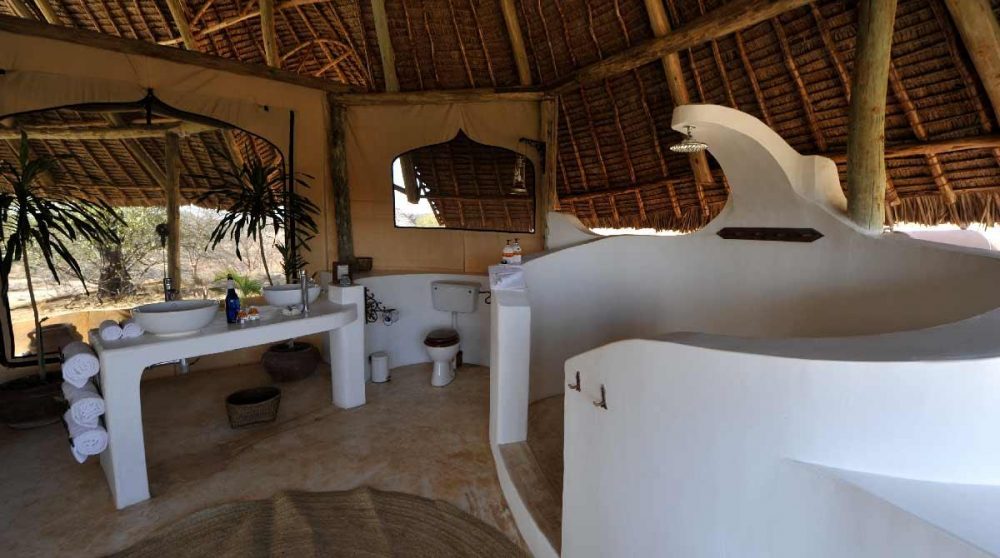 La salle de bains dans une chambre du lodge près de la réserve Samburu