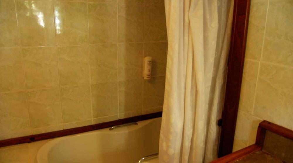 La baignoire d'une salle de bains de l'hôtel à Mombasa