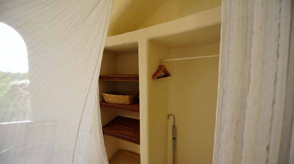 Une penderie dans une chambre en Tanzanie