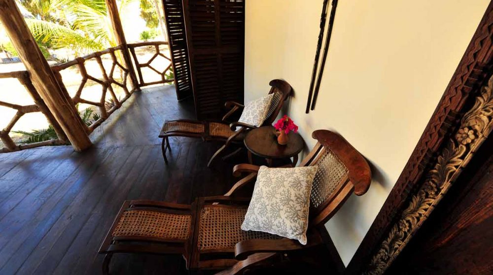 Fauteuils devant une chambre en Tanzanie