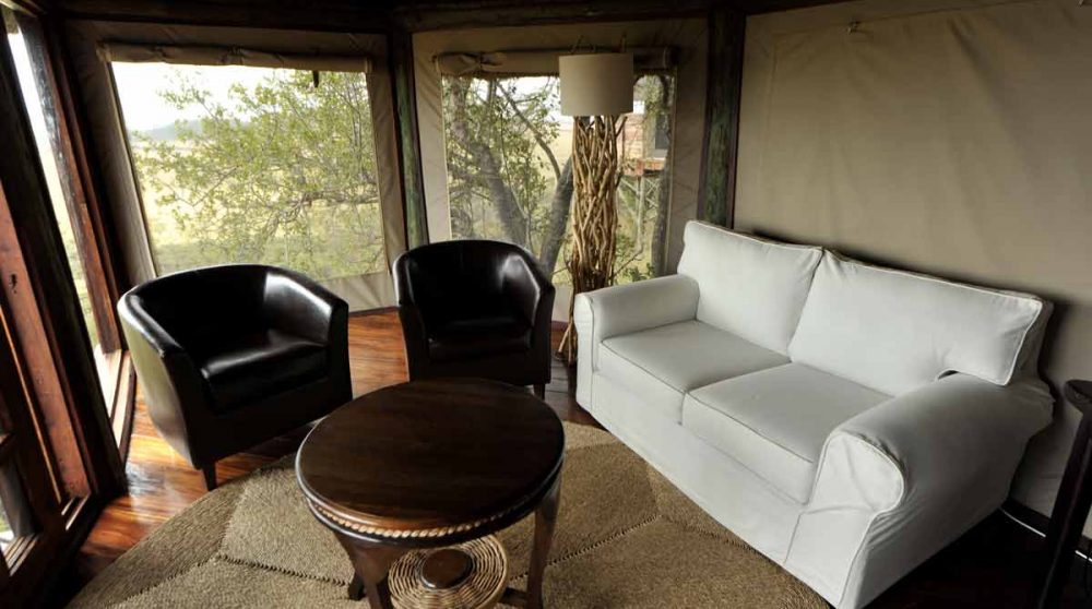 Le salon d'une suite dans le parc du Serengeti