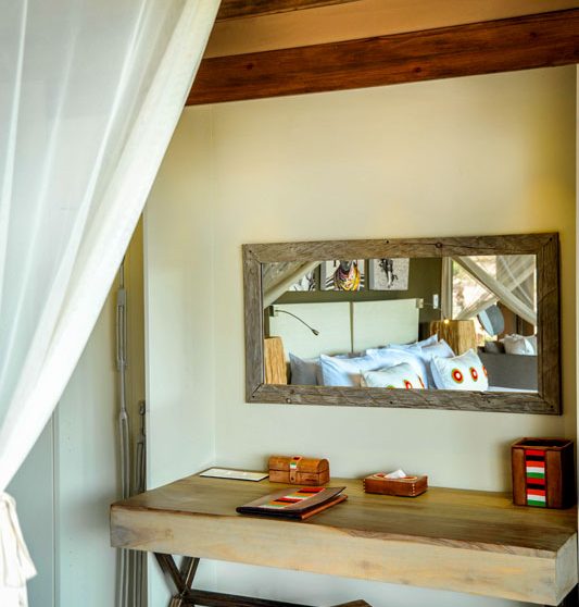 Bureau dans une chambre dans le parc du Serengeti