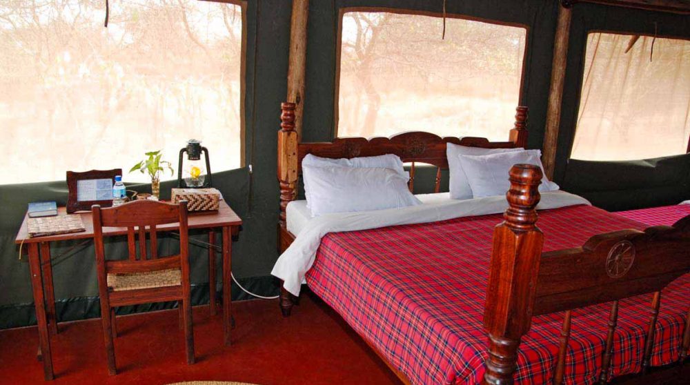 Le lit et le coin bureau en Tanzanie