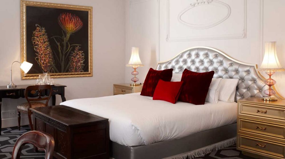 Chambre dans les tons rouges en Afrique du Sud