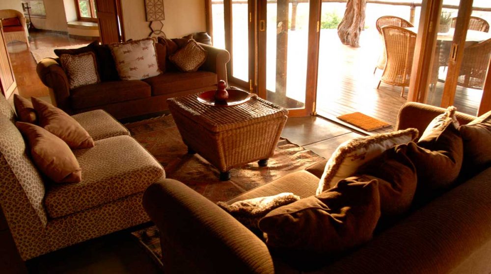 Salon dans une chambre familiale en Afrique du Sud